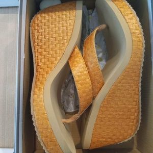 NIB “CHA CHING” Wedge Heels Shoes, Size 10, Tan, VolatileUSA,  Sandals